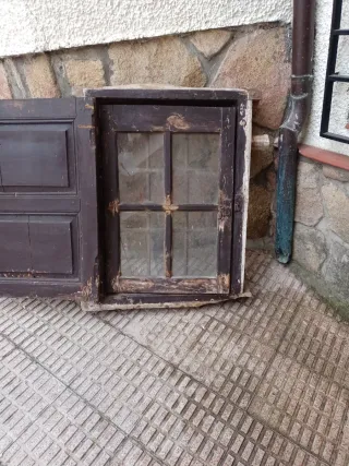 Ventana de madera antigua con reja forja