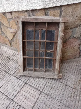 Ventana de madera antigua con reja forja