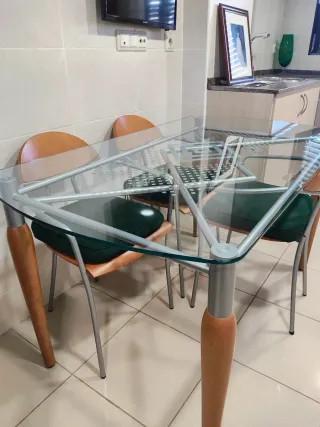 Mesa de vidrio tallado y 4 sillas cocina