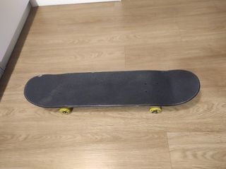 Skate Junior Negro Ruedas Amarillas.