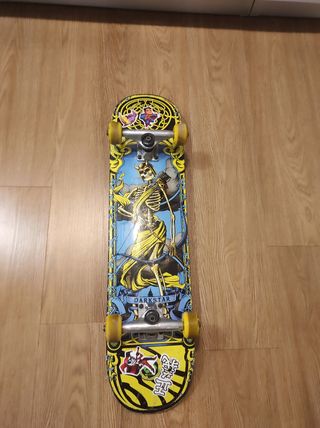 Skate Junior Negro Ruedas Amarillas.