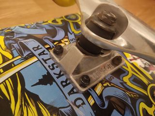 Skate Junior Negro Ruedas Amarillas.