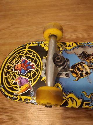 Skate Junior Negro Ruedas Amarillas.