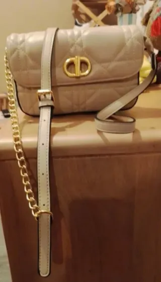 Bolso beige y dorado