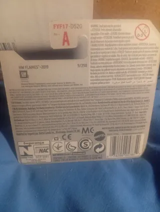 Coche Hot Wheels Negro con Llamas Doradas