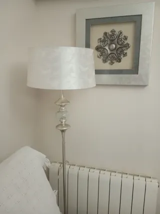 Lámpara de pie plateada y cristal