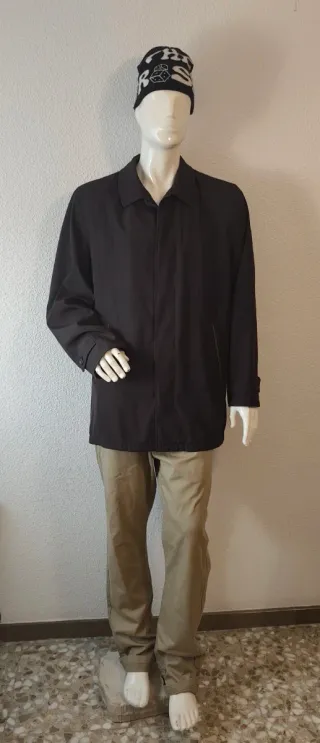 Conjunto Chaqueta Negra y Pantalón Beige