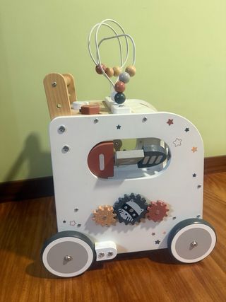 Correpasillos y centro de actividades de madera