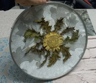 Eguzkilore artesanal en marco circular y cristal