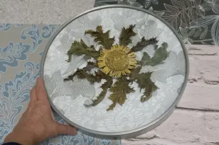 Eguzkilore artesanal en marco circular y cristal