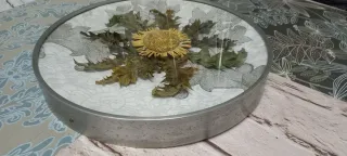 Eguzkilore artesanal en marco circular y cristal