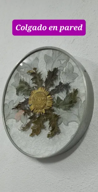 Eguzkilore artesanal en marco circular y cristal