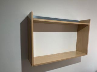 Dormitorio: estantería, escritorio y mesa de noche