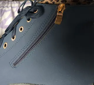 Botines azules con cordones y hebilla.