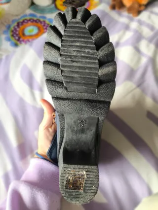 Botines azules con cordones y hebilla.