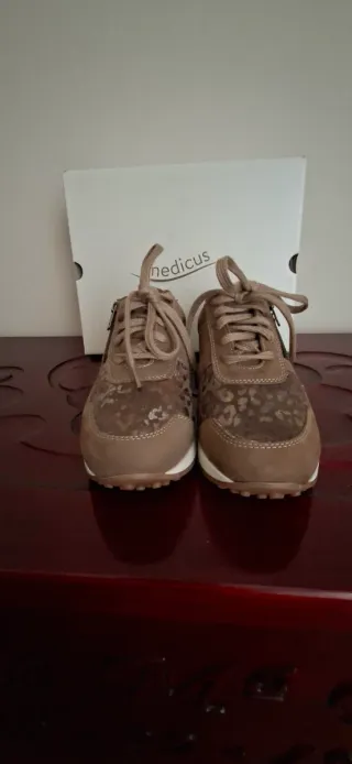 Zapatillas urbanas de mujer, talla 37.