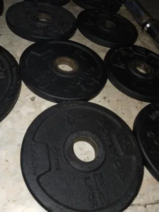 Pesas y barras para gimnasio