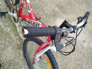 Bicicleta infantil roja