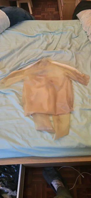 Traje látex transparente beige