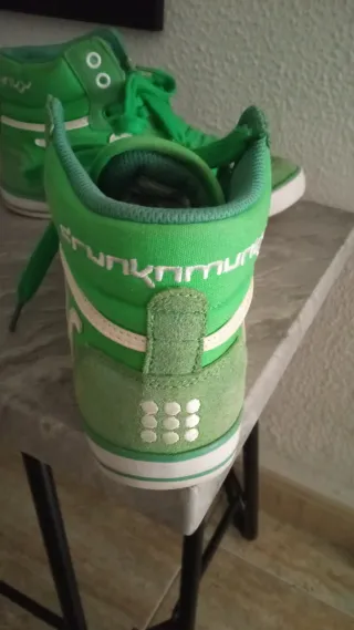 Deportivas verdes con mono blanco