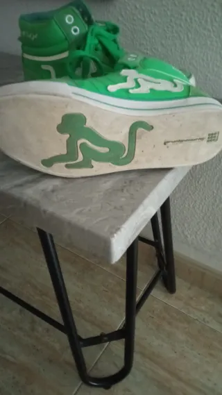 Deportivas verdes con mono blanco