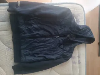 Abrigo infantil acolchado con capucha