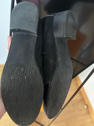 Botines negros de ante y piel