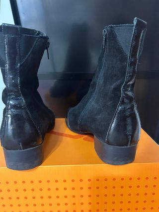 Botines negros de ante y piel