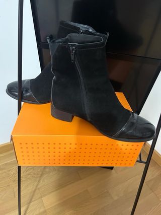 Botines negros de ante y piel