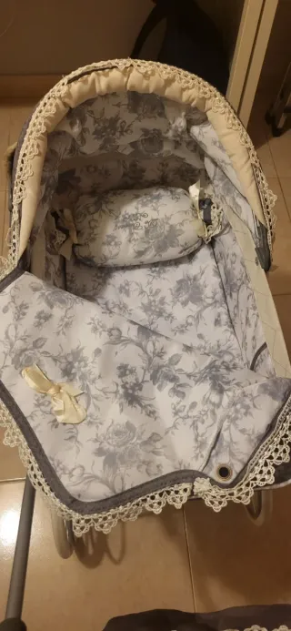 Carro de muñeca con accesorios