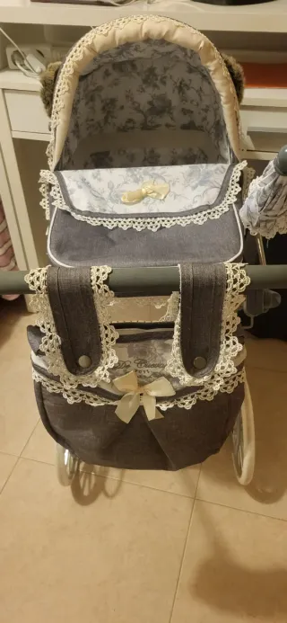 Carro de muñeca con accesorios