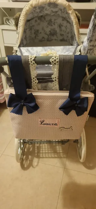 Carro de muñeca con accesorios