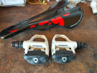 Sillín carbono + pedales Shimano