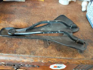 Sillín carbono + pedales Shimano