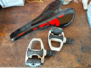 Sillín carbono + pedales Shimano