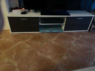 Mueble TV madera aglomerado, color blanco y gris.