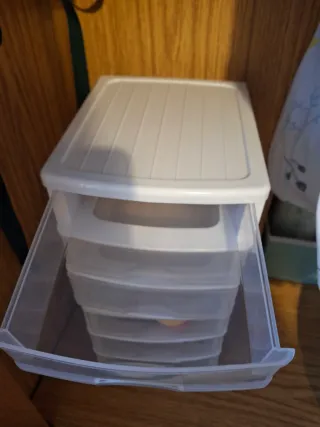 Cajonera pequeña de plástico transparente