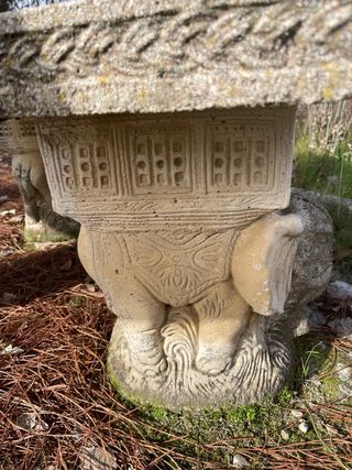 Mesa y bancos de piedra