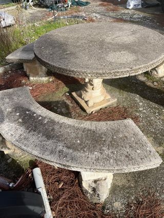 Mesa y bancos de piedra