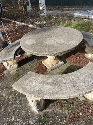 Mesa y bancos de piedra