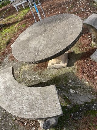 Mesa y bancos de piedra