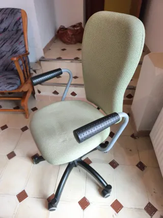 Silla de oficina IKEA verde y negra