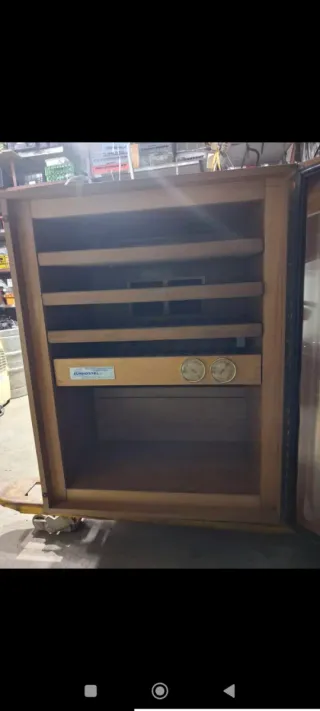 Vinoteca de madera con puerta de cristal