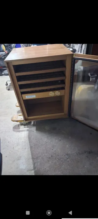 Vinoteca de madera con puerta de cristal