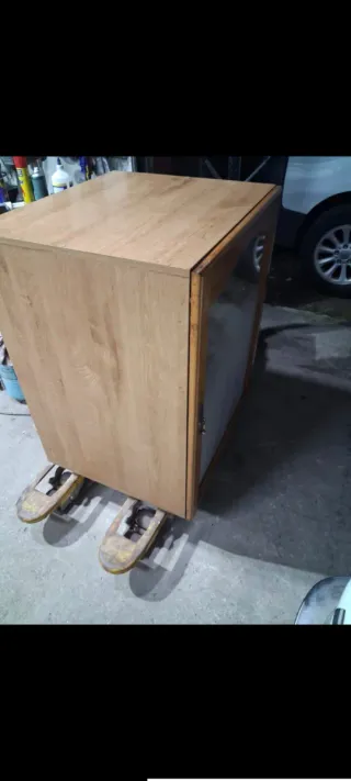 Vinoteca de madera con puerta de cristal