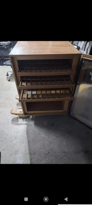 Vinoteca de madera con puerta de cristal