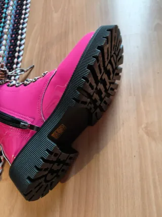 Botas de mujer rosas con estampado animal.