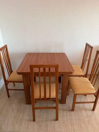 Mesa comedor extensible con 4 sillas 90x90x77