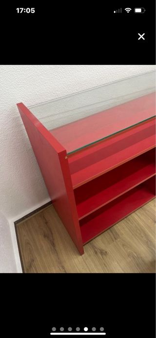 Vitrina expositora roja con mostrador