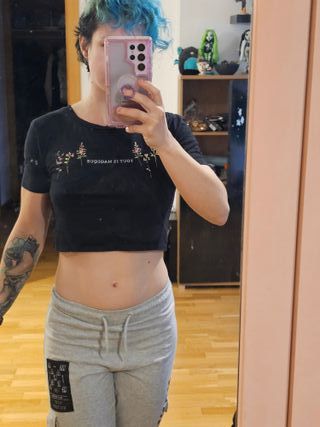 Crop top con flores y mensaje